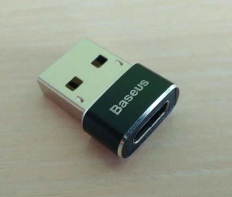 Переходник с USB на Type-C. Переходник увеличивает функциональность ноутбука и помогает при необходимости зарядить свои гаджеты. Переходник с USB на Type-C. Переходник увеличивает функциональность ноутбука и помогает при необходимости зарядить свои гаджеты. Фото.