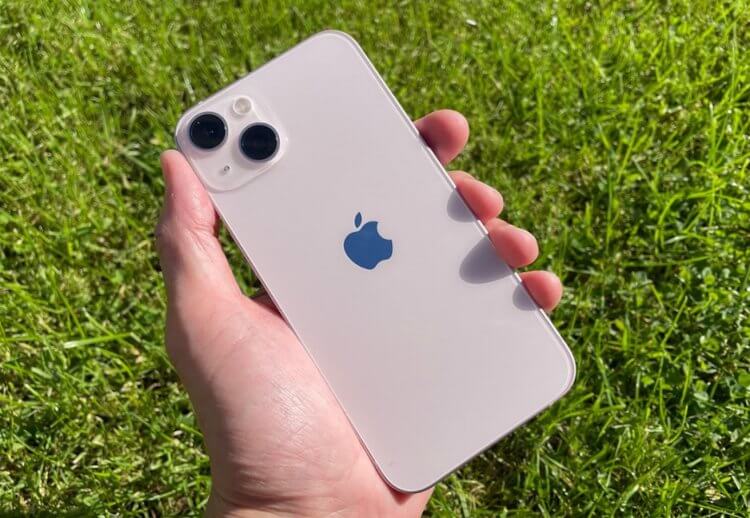 Какой iPhone купить недорого. iPhone 13 ни в коем случае нельзя списывать со счетов — он будет актуальным еще несколько лет! Фото: stuff.tv. Фото.