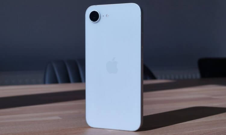 Как выглядит iPhone 16e. Apple сделала iPhone 16e в духе iPhone SE — в двух цветах и с минималистичной задней крышкой. Фото: theguardian.com. Как выглядит iPhone 16e. Apple сделала iPhone 16e в духе iPhone SE — в двух цветах и с минималистичной задней крышкой. Фото: theguardian.com. Фото.