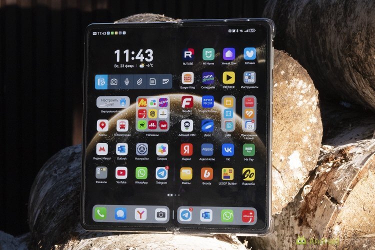 Сложно ли пользоваться телефоном HUAWEI. EMUI очень удобная. Одни только большие папки, размер которых можно менять, чего стоят. Фото.