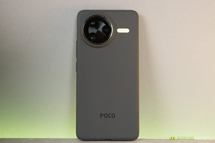 Обзор Poco F7 Ultra. В комплектном чехле даже не видно какого цвета на самом деле телефон. Фото.