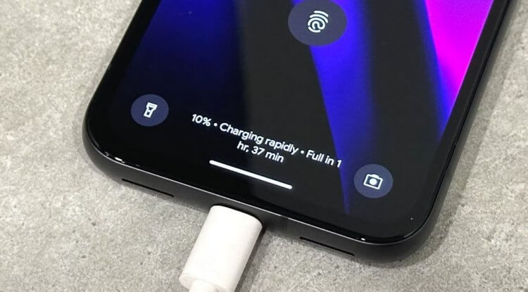 Как продлить срок службы аккумулятора в телефоне. Батарея смартфона теряет ресурс только при регулярном использовании на зарядке. Фото: androidpolice.com. Как продлить срок службы аккумулятора в телефоне. Батарея смартфона теряет ресурс только при регулярном использовании на зарядке. Фото: androidpolice.com. Фото.