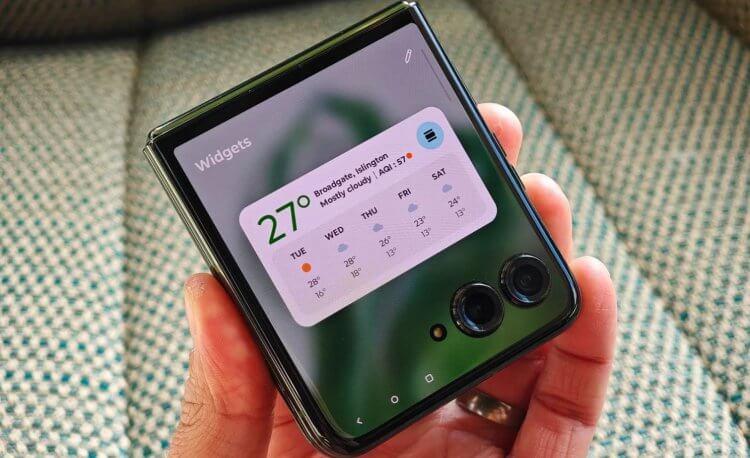 Стоит ли покупать складной смартфон. С каждым годом Motorola делает некогда забытые Razr все более привлекательными. Фото: stuff.tv. Фото.