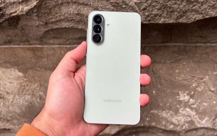 Чем Android-смартфоны похожи на iPhone. Samsung Galaxy A56 стал дороже. Не iPhone ли в этом виноват? Изображение: TechRadar. Фото.