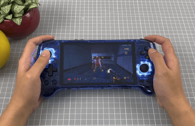 ANBERNIC RG-556 — альтернатива Nintendo Switch. ANBERNIC RG-556. Изображение: Inverse. ANBERNIC RG-556 — альтернатива Nintendo Switch. ANBERNIC RG-556. Изображение: Inverse. Фото.