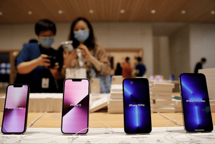 Проблемы складных смартфонов. Apple этим не страдает, но многие производители через пару месяцев начинают снижать цены на свои устройства. Изображение: AppleInsider. Проблемы складных смартфонов. Apple этим не страдает, но многие производители через пару месяцев начинают снижать цены на свои устройства. Изображение: AppleInsider. Фото.