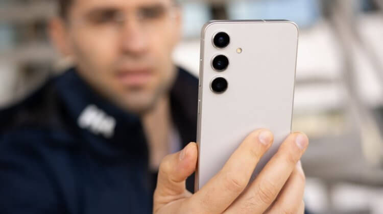 Стоит ли покупать Samsung Galaxy S24 в 2025. Прошлогодняя базовая модель Galaxy S24 подешевела, хотя отличий от S25 не так много. Фото: phonearena.com. Фото.