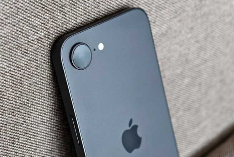 Преимущества и недостатки iPhone 16e. Да, тут всего одна камера. И что? Изображение: mobilenet.cz. Фото.