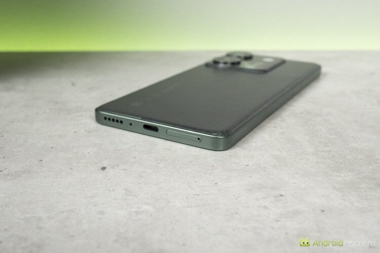 Смартфон с быстрой зарядкой. Как обычно зарядка через USB Type-C. Смартфон с быстрой зарядкой. Как обычно зарядка через USB Type-C. Фото.