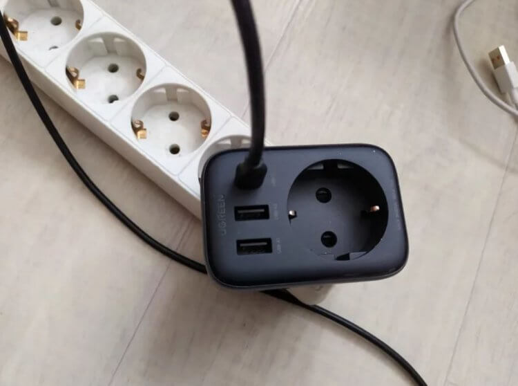 Зарядное устройство с розеткой. Универсальная зарядка UGREEN позволяет использовать даже розетку, экономя место. Зарядное устройство с розеткой. Универсальная зарядка UGREEN позволяет использовать даже розетку, экономя место. Фото.