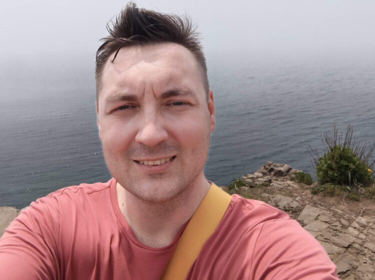 Качество снимков на селфи-камеру мне показалось нестабильным. Обратите внимание на световой ореол вокруг моего лица. Фото.