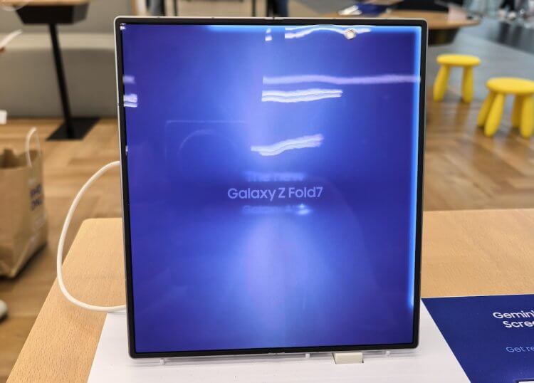 Впервые в истории Samsung модель Fold обходит Flip по предзаказам. Почему так получилось. Этот смартфон стал действительно интересным. Впервые в истории Samsung модель Fold обходит Flip по предзаказам. Почему так получилось. Этот смартфон стал действительно интересным. Фото.