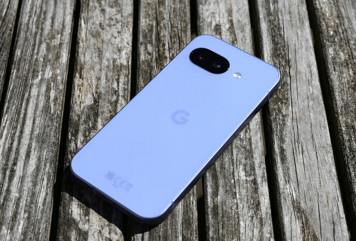 Недорогой телефон с хорошей батареей. Pixel 9a — достойный «младший брат» обычного номерного пикселя родом из прошлого года. Изображение: The Guardian. Фото.
