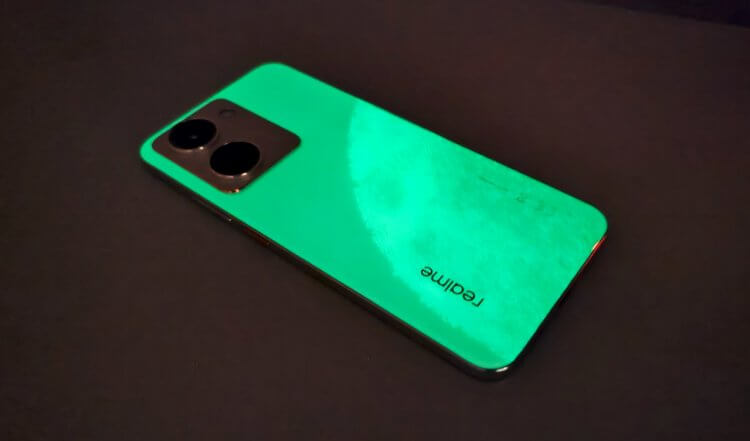 Обзор смартфона realme P3 Ultra. Смартфон и правда светится в темноте. Обзор смартфона realme P3 Ultra. Смартфон и правда светится в темноте. Фото.