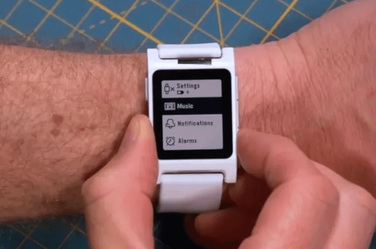 Легендарные смарт-часы Pebble возвращаются на рынок