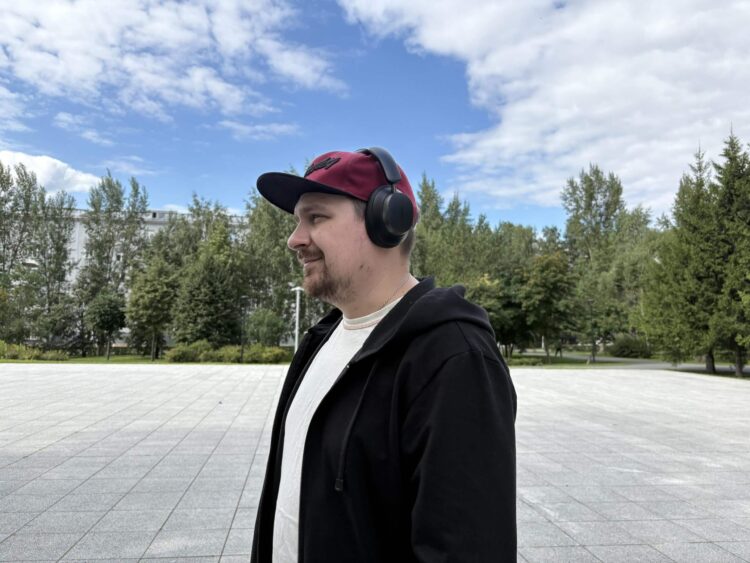 Наушники плотно прилегают к голове, даже если вы носите кепки. Фото.