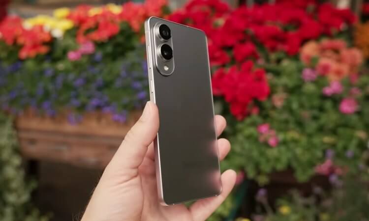 Тонкий смартфон Galaxy S25 Edge. Никто не понял, зачем нужен такой тонкий смартфон. Изображение: The Tech Chap. Тонкий смартфон Galaxy S25 Edge. Никто не понял, зачем нужен такой тонкий смартфон. Изображение: The Tech Chap. Фото.