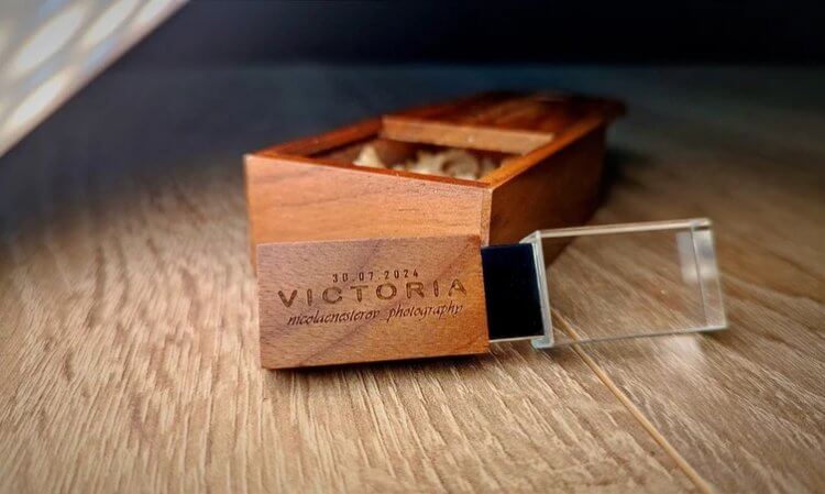 Кастомная USB-флешка. Красивая флешка, на которую нанесут любую надпись. Фото.