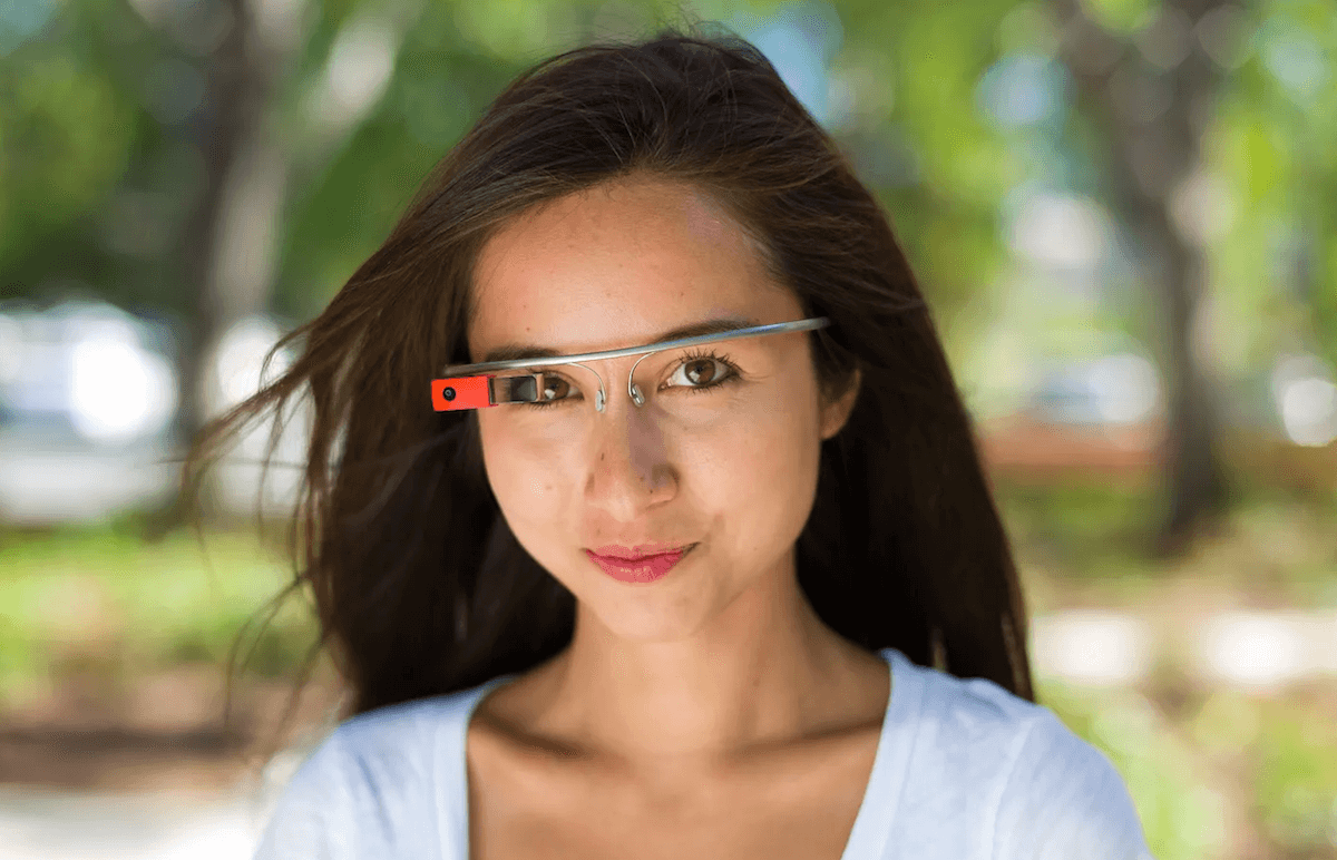 Уроки прошлого и планы на будущее дизайна устройств. Даже Google Glass не могли испортить лицо такой симпатичной девушки, но они были ужасны. Отказ от них понятен, но остальное… Изображение: theverge. Уроки прошлого и планы на будущее дизайна устройств. Даже Google Glass не могли испортить лицо такой симпатичной девушки, но они были ужасны. Отказ от них понятен, но остальное… Изображение: theverge. Фото.