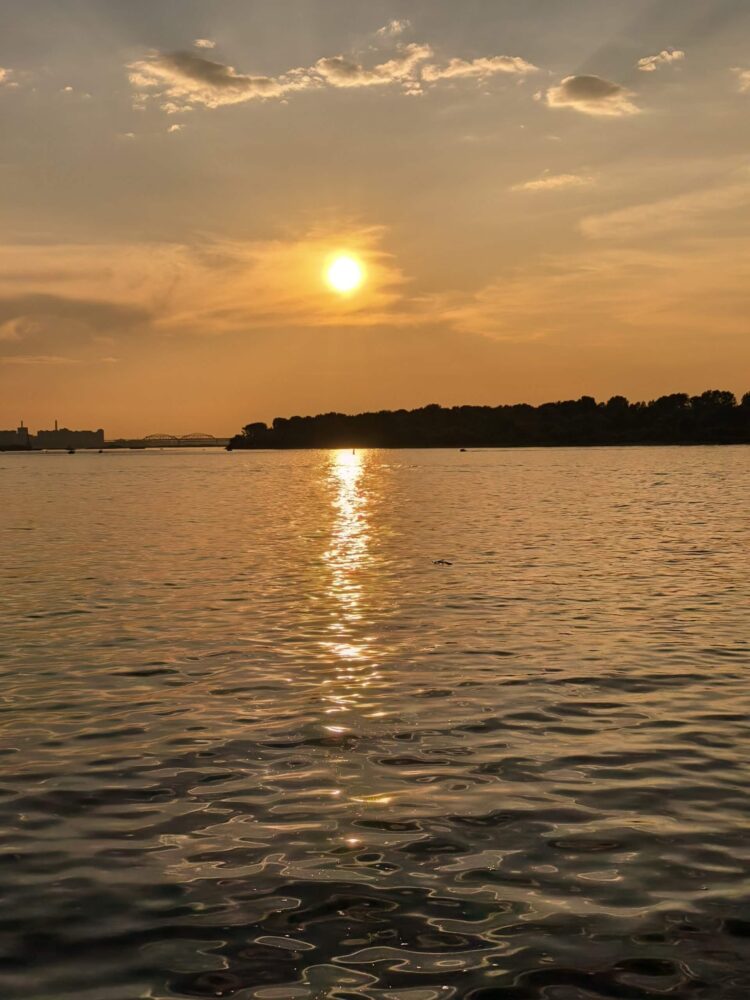 Закат выглядит очень реалистично. Фото.