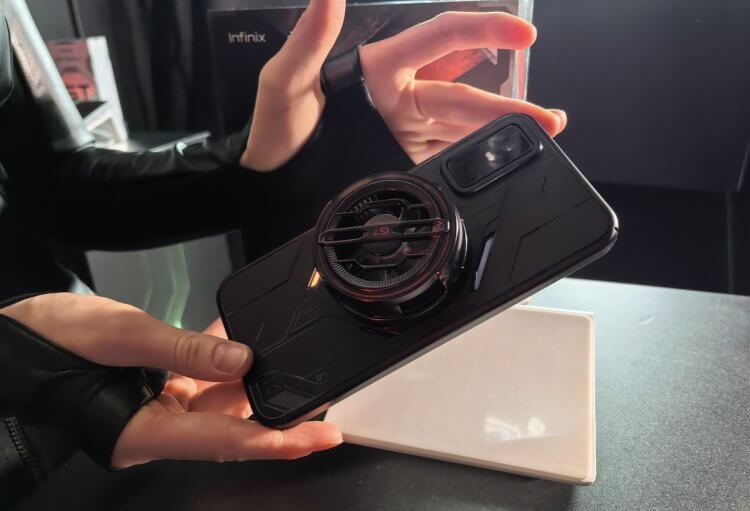 Перспективы системы Pixelsnap. Infinix — одна из немногих компаний, которая умеет в магнитные аксессуары. Фото.
