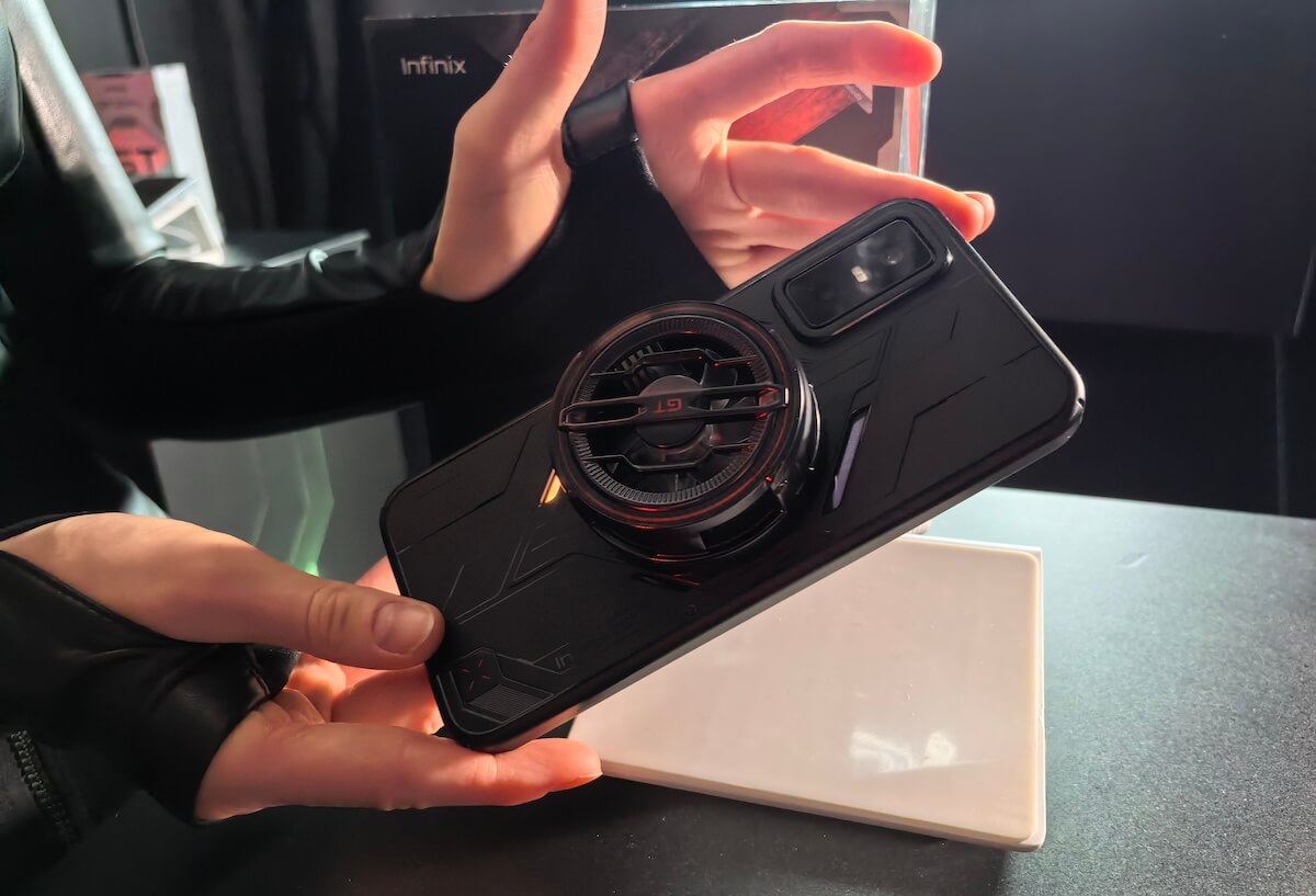 Перспективы системы Pixelsnap. Infinix — одна из немногих компаний, которая умеет в магнитные аксессуары. Фото.