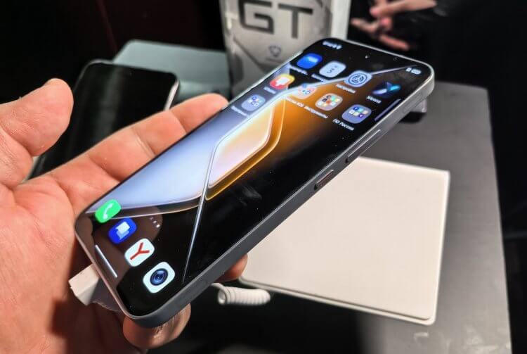 Магнитные аксессуары для игрового смартфона. Спереди все модели выглядят примерно одинаково. Фото.