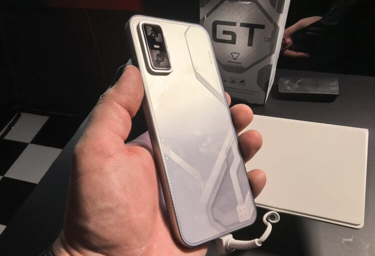 Характеристики Infinix GT 30 Pro. У обычной версии задняя стенка подсвечивается только одним цветом. Фото.