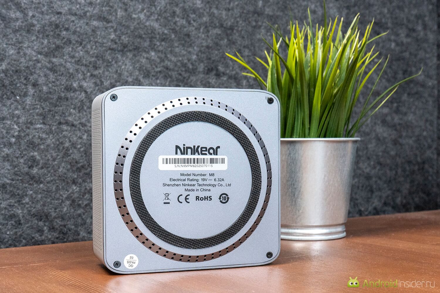 Комплектация Ninkear M8. Нижняя часть имеет устойчивое основание, но крепления на монитор или стену в комплекте нет. Комплектация Ninkear M8. Нижняя часть имеет устойчивое основание, но крепления на монитор или стену в комплекте нет. Фото.