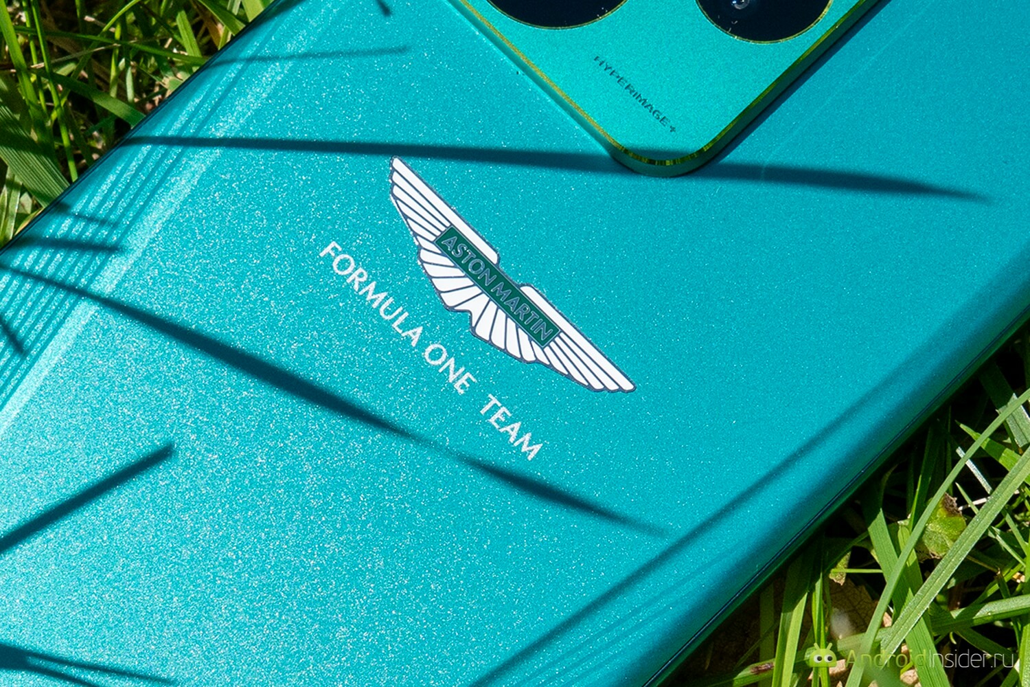 Телефон на MediaTek Dimensity 9400e. Маркировка Aston Martin должна намекать на скорость, но смартфон не самый топовый по этому показателю. Может быть стоило выпустить лимитированную серию на базе GT7 Pro со Snapdragon 8 Elite? Телефон на MediaTek Dimensity 9400e. Маркировка Aston Martin должна намекать на скорость, но смартфон не самый топовый по этому показателю. Может быть стоило выпустить лимитированную серию на базе GT7 Pro со Snapdragon 8 Elite? Фото.