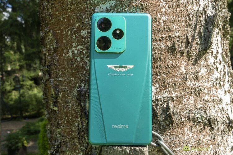 Обзор realme GT 7 Dream Edition. В разных условиях освещения цвет корпуса иногда меняется. Но не сильно. Обзор realme GT 7 Dream Edition. В разных условиях освещения цвет корпуса иногда меняется. Но не сильно. Фото.