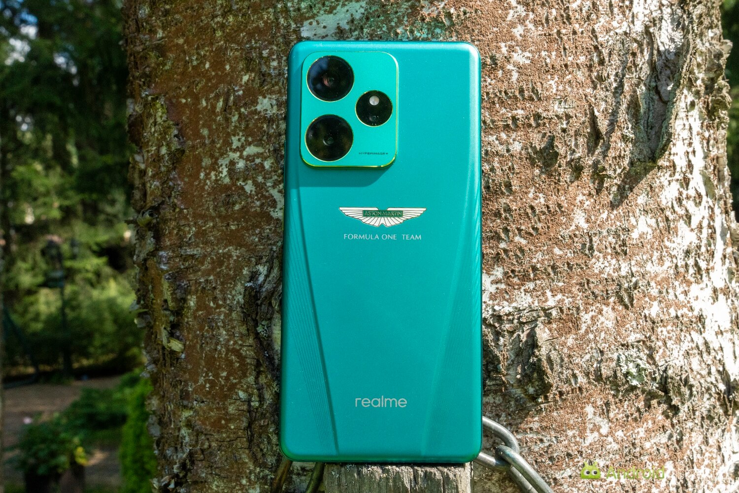 Обзор realme GT 7 Dream Edition. В разных условиях освещения цвет корпуса иногда меняется. Но не сильно. Обзор realme GT 7 Dream Edition. В разных условиях освещения цвет корпуса иногда меняется. Но не сильно. Фото.