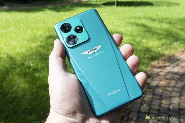Обзор realme GT 7 Dream Edition. Корпус сделан так, что в руке он лежит удобно. Обзор realme GT 7 Dream Edition. Корпус сделан так, что в руке он лежит удобно. Фото.
