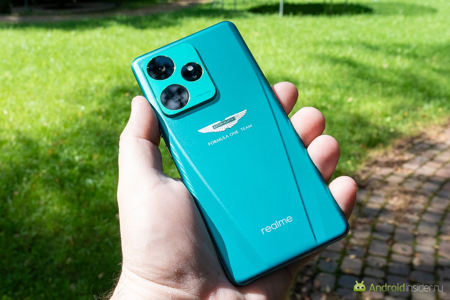 Обзор realme GT 7 Dream Edition. Корпус сделан так, что в руке он лежит удобно. Обзор realme GT 7 Dream Edition. Корпус сделан так, что в руке он лежит удобно. Фото.
