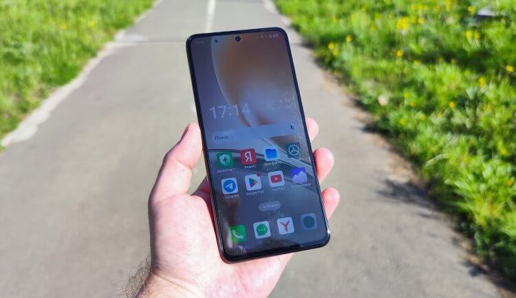 Чем отличаются realme P3 и realme P3 Ultra. У realme P3 не такой безрамочный, но более яркий экран. Фото.