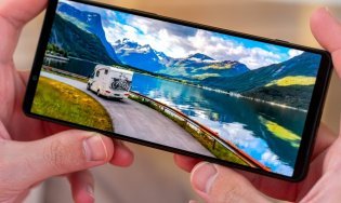 Смартфон Xperia очень на любителя, но что-то в них точно есть. Изображение: GSMArena.com