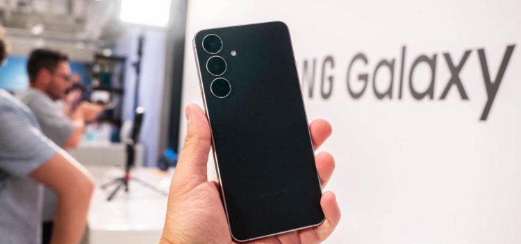 Samsung представила доступный флагман Galaxy S25 FE. Кому подойдет смартфон и сколько будет стоить в России. Galaxy S25 FE представлен официально. Фото: 9to5google. Samsung представила доступный флагман Galaxy S25 FE. Кому подойдет смартфон и сколько будет стоить в России. Galaxy S25 FE представлен официально. Фото: 9to5google. Фото.