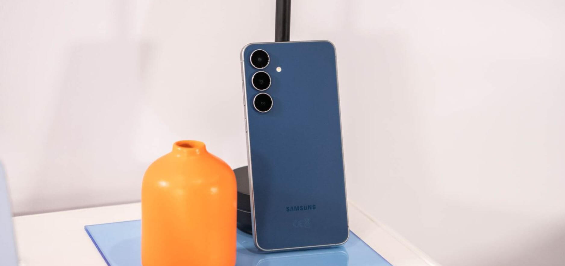 Samsung представила доступный флагман Galaxy S25 FE. Кому подойдет смартфон и сколько будет стоить в России. На старте смартфон вряд ли можно назвать выгодной покупкой, ведь базовый Galaxy S25 стоит дешевле. Фото: 9to5google. Samsung представила доступный флагман Galaxy S25 FE. Кому подойдет смартфон и сколько будет стоить в России. На старте смартфон вряд ли можно назвать выгодной покупкой, ведь базовый Galaxy S25 стоит дешевле. Фото: 9to5google. Фото.