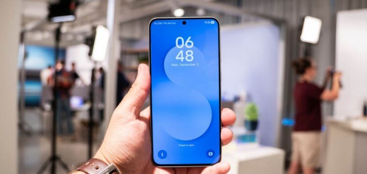 Samsung представила доступный флагман Galaxy S25 FE. Кому подойдет смартфон и сколько будет стоить в России. Спереди смартфон не особо отличается от других Андроидов. Фото: 9to5google. Samsung представила доступный флагман Galaxy S25 FE. Кому подойдет смартфон и сколько будет стоить в России. Спереди смартфон не особо отличается от других Андроидов. Фото: 9to5google. Фото.