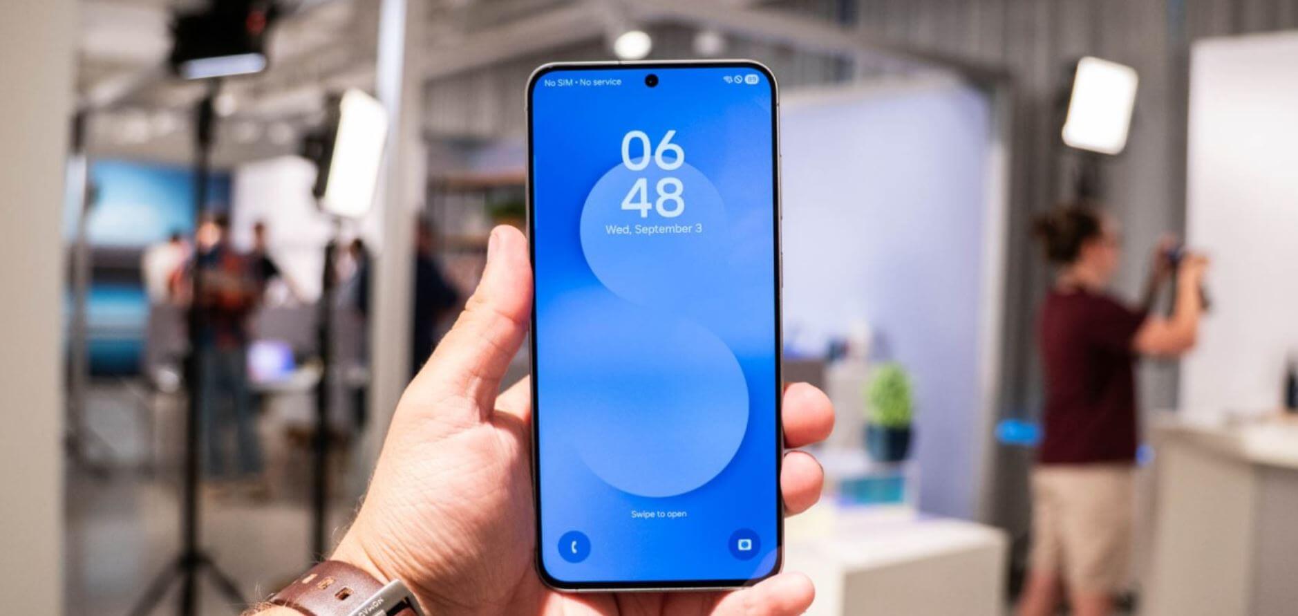 Samsung представила доступный флагман Galaxy S25 FE. Кому подойдет смартфон и сколько будет стоить в России. Спереди смартфон не особо отличается от других Андроидов. Фото: 9to5google. Samsung представила доступный флагман Galaxy S25 FE. Кому подойдет смартфон и сколько будет стоить в России. Спереди смартфон не особо отличается от других Андроидов. Фото: 9to5google. Фото.