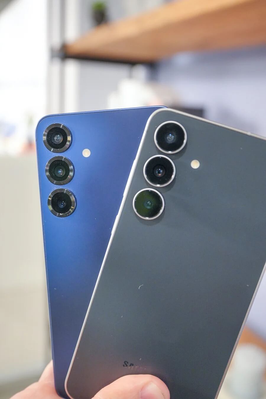 Сравнение характеристик Galaxy S25 FE и Galaxy S25 Plus. Внешне камеры полностью идентичны за исключением ободков, а вот внутри вы найдете другой телеобъектив. Изображение: phonearena.com. Сравнение характеристик Galaxy S25 FE и Galaxy S25 Plus. Внешне камеры полностью идентичны за исключением ободков, а вот внутри вы найдете другой телеобъектив. Изображение: phonearena.com. Фото.