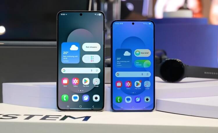 Сравнение Galaxy S25 и Galaxy S25 FE. У Galaxy S25 FE (слева) больше экран, но шире его рамки. Изображение: SuperSaf. Фото.