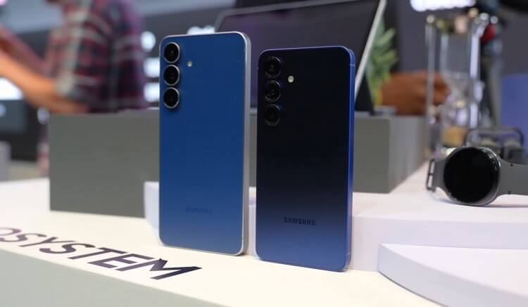 Сравнение Galaxy S25 и Galaxy S25 FE: какой флагман Samsung лучше купить. Galaxy S25 FE (слева) существенно больше Galaxy S25 (справа). Изображение: SuperSaf. Фото.