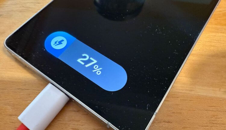 Какой будет мощность зарядки Galaxy S26 Ultra. Спойлер: топовые Самсунги будут на уровне старых Айфонов. Стало известная, какая мощность зарядки будет у Galaxy S26 Ultra. Фото: androidauthority. Фото.