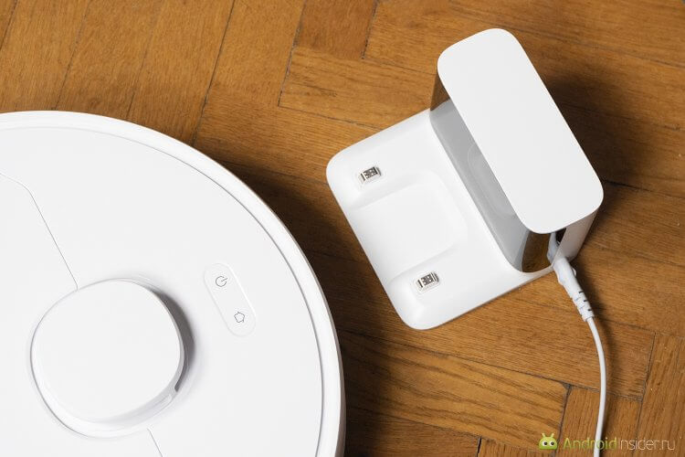 Зарядная база и автономность. База вообще не скользит, если поставить ее на чистую поверхность. Зарядная база и автономность. База вообще не скользит, если поставить ее на чистую поверхность. Фото.