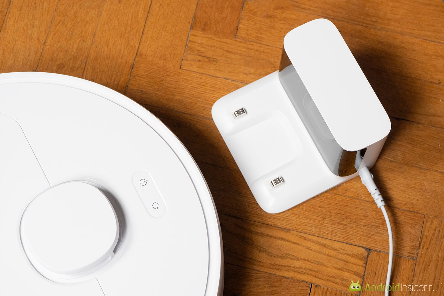 Зарядная база и автономность. База вообще не скользит, если поставить ее на чистую поверхность. Зарядная база и автономность. База вообще не скользит, если поставить ее на чистую поверхность. Фото.