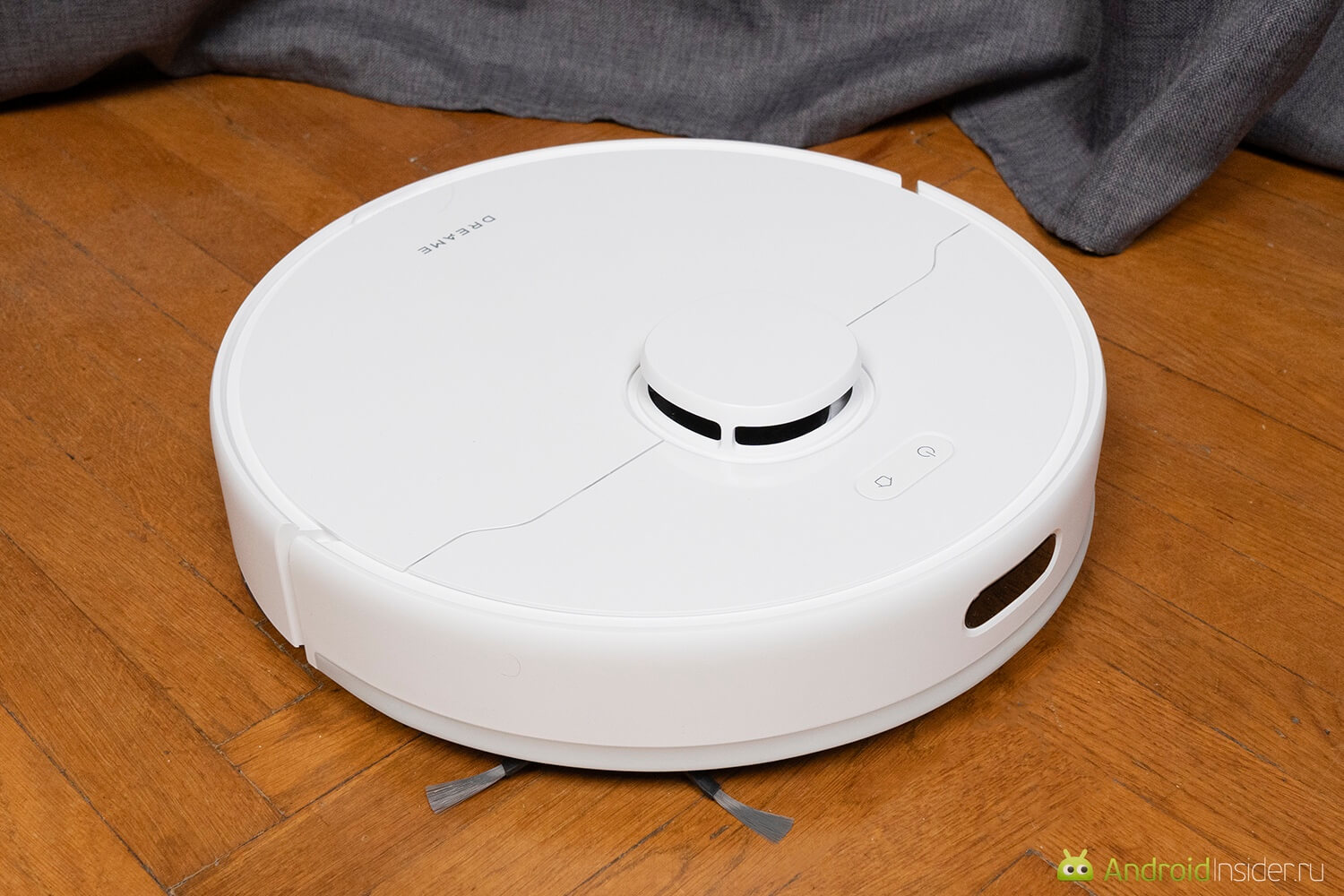 Зарядная база и автономность. На такой поверхности корпуса не собираются отпечатки и не видна пыль. Зарядная база и автономность. На такой поверхности корпуса не собираются отпечатки и не видна пыль. Фото.