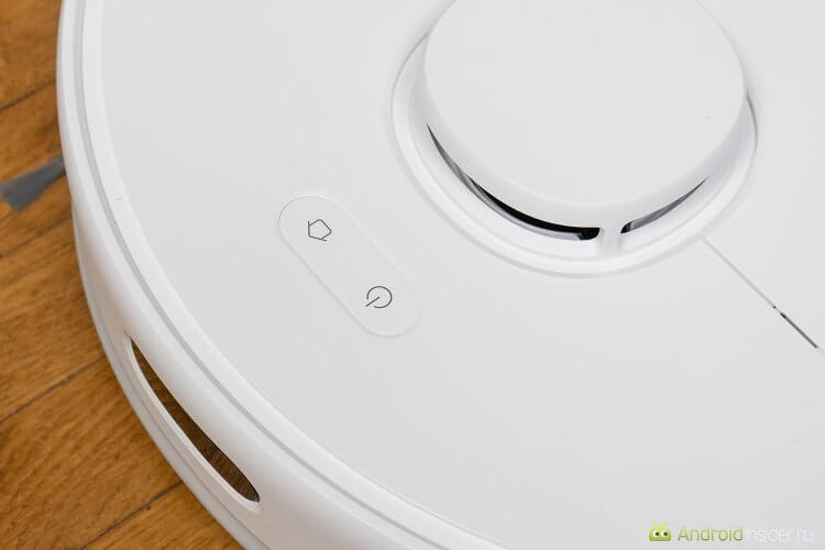 Зарядная база и автономность. Если телефона с приложением нет под рукой или не хочется управлять голосом, можно просто нажать кнопку на корпусе. Зарядная база и автономность. Если телефона с приложением нет под рукой или не хочется управлять голосом, можно просто нажать кнопку на корпусе. Фото.