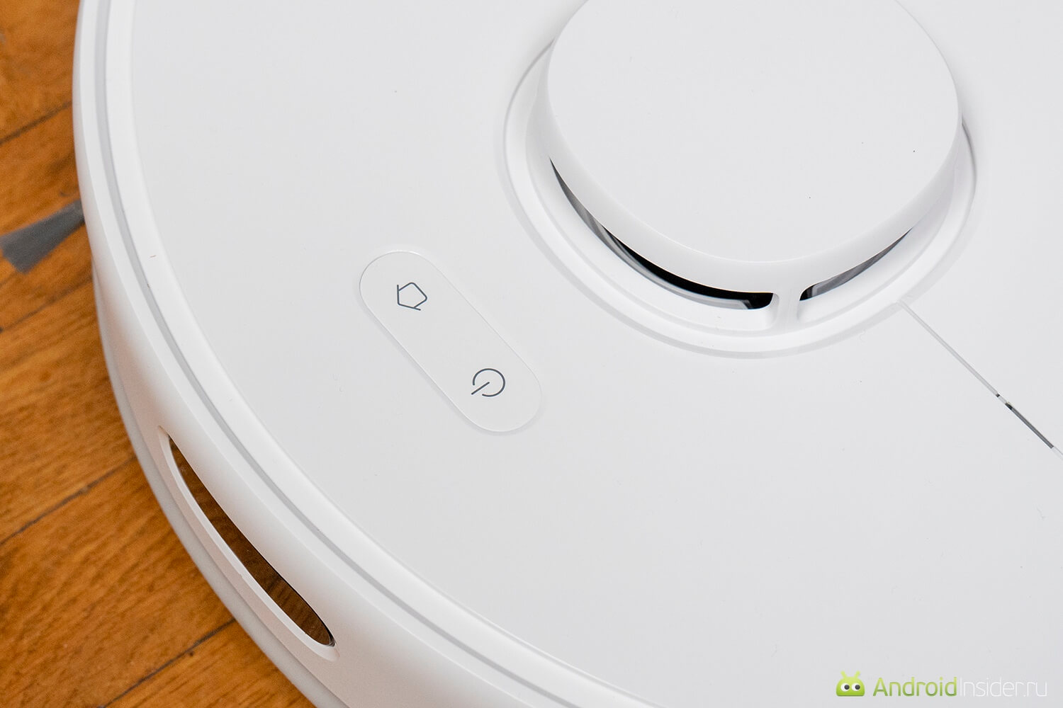 Зарядная база и автономность. Если телефона с приложением нет под рукой или не хочется управлять голосом, можно просто нажать кнопку на корпусе. Зарядная база и автономность. Если телефона с приложением нет под рукой или не хочется управлять голосом, можно просто нажать кнопку на корпусе. Фото.