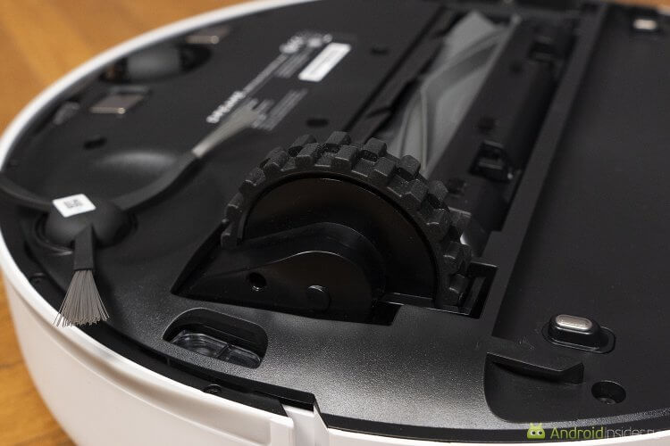 Универсальный робот-пылесос для разных покрытий. Большие колеса эффективно справляются с любой поверхностью. Универсальный робот-пылесос для разных покрытий. Большие колеса эффективно справляются с любой поверхностью. Фото.